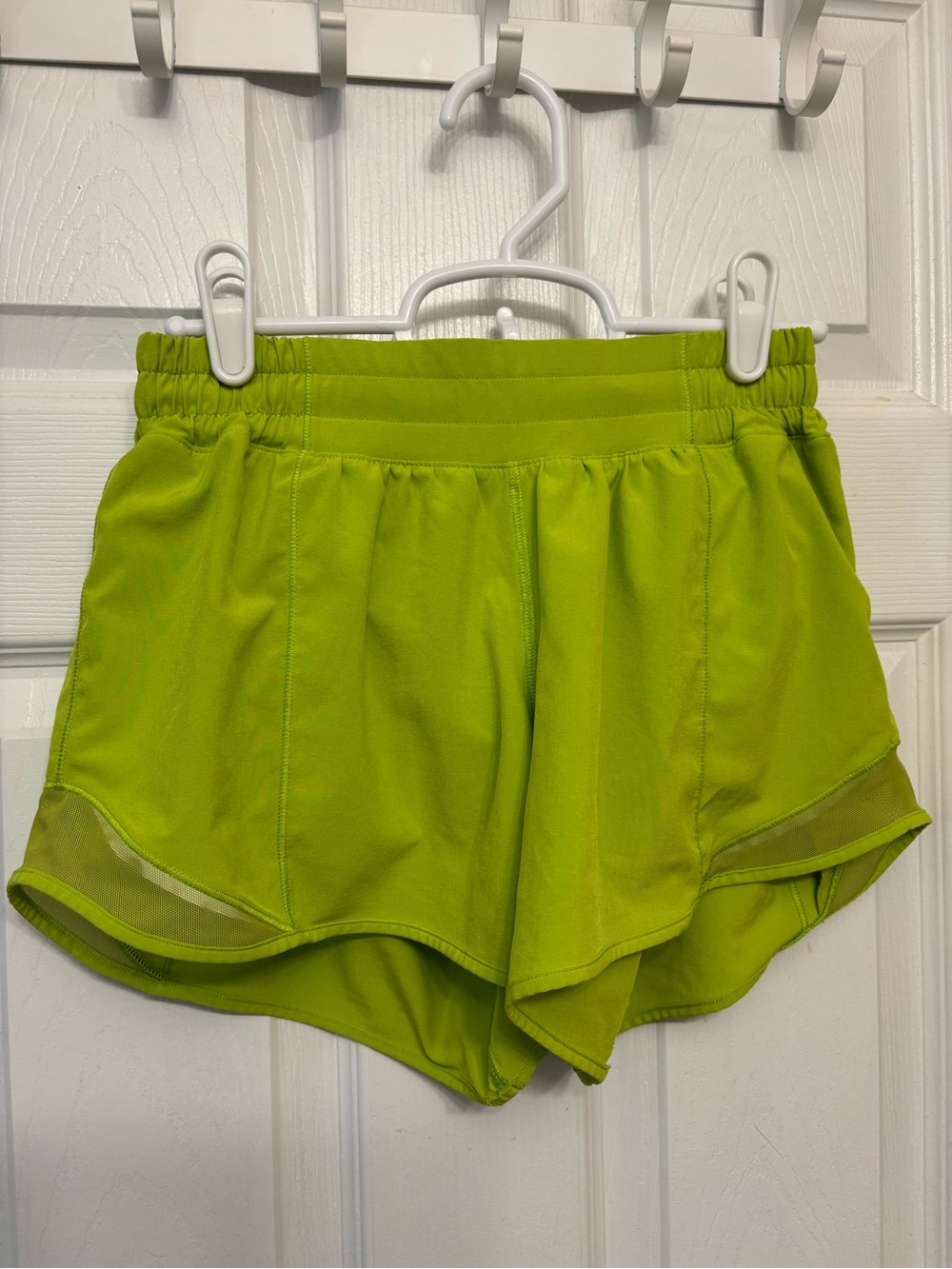 Lululemon Hotty Hot Short II *2.5" Lime Green size 4